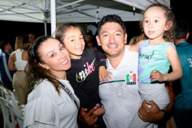 Andrés Felipe Rozo Hincapié, manizaleño, asistente técnico de Hernán Darío Herrera en el Once Caldas. Este domingo reciben al Deportivo Cali. Acá con su familia: Valentina, su esposa; Alma y María Paz, sus hijas.