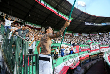 La celebración del equipo con la tribuna de norte. Jefry Zapata ondea la bandera del club después de la clasificación.