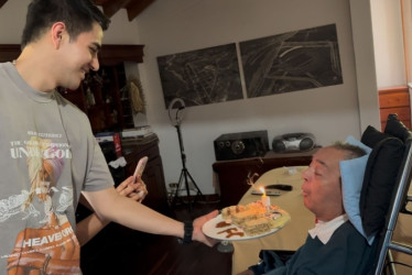 José Fernando Montoya, hijo del profe Luis Fernando Montoya, y el cumpleaños que le celebraron este jueves por anticipado al extécnico del Once Caldas. Su cumpleaños es este viernes.