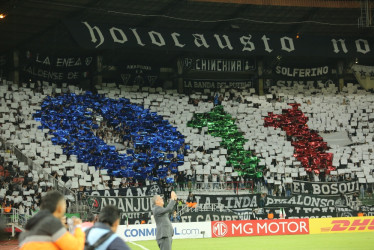 Holocausto Norte recibió al Once Caldas en el partido ante fluminense con un mosaico en el que se leía la palabra O11CE y el fondo era de papeles blancos. Este miércoles la barra tendrá una nueva figura.