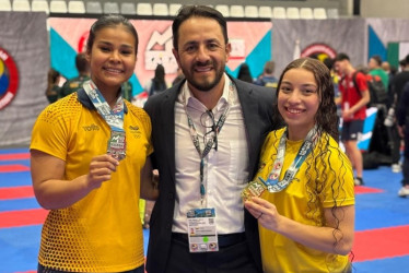 Shanne Torres, Édison Ospina (técnico) y Sofía Cárdenas, medallista en el Panamericano de Karate do en Monterrey (México).