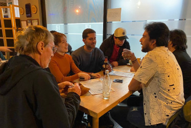 Foto | LA PATRIA  Inicialmente Langroup no cobraba por sus sesiones de conversación, pero decidieron que cobrar la entrada ayudaría económicamente a los restaurantes y cafés que les prestan el espacio.