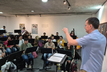 Foto | Freddy Arango | LA PATRIA   La Banda Municipal de Manizales estuvo ensayando ayer con el director Thomas Verrier quien entre risas les pedía a los músicos bailar para sentir los ritmos que tocaban.