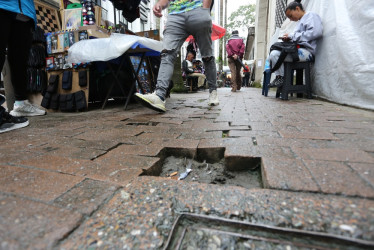 Foto | Luis Fernando Trejos | LA PATRIA  Al pasar por algunos de los adoquines dañados, se siente como se mueven las piezas.