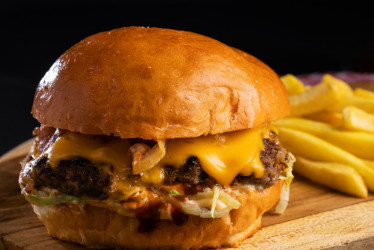 Foto | Cortesía Freepik | LA PATRIA  Se espera consolidar una Ruta de la Hamburguesa a partir de esta iniciativa.