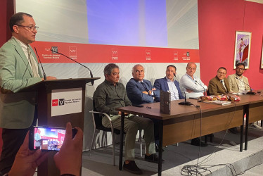 La mesa principal en la presentación del libro este martes en España. 