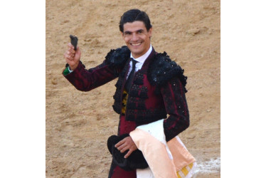 Pablo Aguado en la vuelta al ruedo, trofeo en mano, del desilusionante mano a mano con Juan Ortega. 