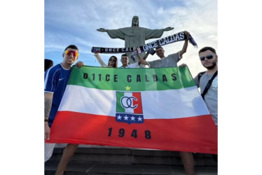 Pablo Fernández (izq.) nació en Estados Unidos y allá ha vivido gran parte de su vida. La influencia de su familia caldense lo llevó a volverse hincha del Once Caldas y a viajar a Río de Janeiro para verlo jugar ante Fluminense. En la foto, la visita con sus amigos al Cristo Redentor de Corcovado.