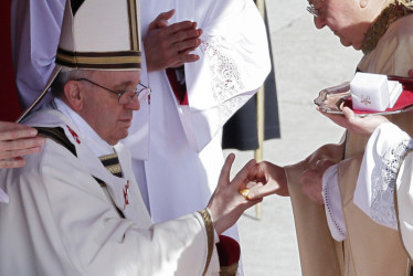 El papa Francisco, antecesor de León XIV, recibió el anillo del Pescador de manos del cardenal Angelo Sodano, decano del Colegio Cardenalicio en el 2013. El palio se lo impuso el cardenal protodiácono, Jean-Louis Tauran. En este 2025, los encargados de hacerlo con el pontífice estadounidense-peruano serán los cardenales Giovanni Battista Re y Dominique Mamberti, respectivamente.