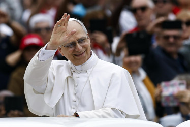 El papa León XIV tuvo su primera audiencia general el pasado miércoles 21 de mayo. Hizo un recorrido en el papamóvil por la Plaza de San Pedro, en el Vaticano.