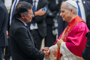 ​​El presidente Gustavo Petro en su primer encuentro con el Papa León XIV en el acto d​e entronización.