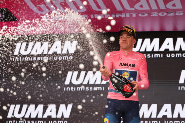 El ciclista danés Mads Pedersen, del equipo Lidl-Trek, con la maglia rosa de líder de la clasificación general, brilla en el podio tras la primera etapa del Giro de Italia, un recorrido de 164 kilómetros entre Durrës y Tirana (Albania).