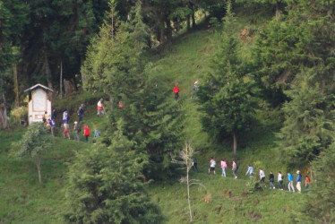 Los peregrinos marcharon desde Pensilvania hasta el cerro Piamonte recorriendo cada uno de los 15 misterios gloriosos, gozosos y dolorosos del rosario, en un ascenso con camino en zig-zag que dura poco más de hora. Ya en la cima, se encoró la parte correspondiente a los misterios luminosos.