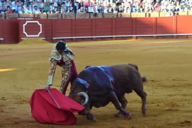 Derechazo de Miguel Ángel Perera al bravo segundo de la tarde de este martes en Sevilla.