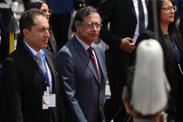 El presidente de Colombia, Gustavo Petro, reacciona a su salida de la Asamblea Nacional (Parlamento) este sábado, en Quito (Ecuador). 