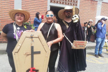 Los maestros usaron un féretro para dejar ver su Inconformidad por el pésimo servicio de salud que padecen.