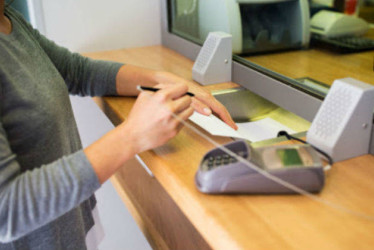 La mujer retiró el dinero de un banco cercano.