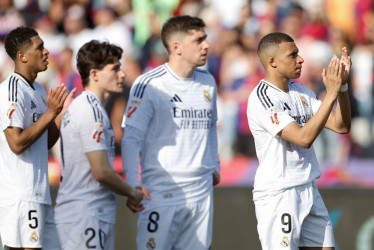Los jugadores del Real Madrid se despiden tras el partido de la jornada 35 de LaLiga EA Sports entre el Barcelona y el Real Madrid, este domingo en el Estadi Olímpic Lluís Companys.