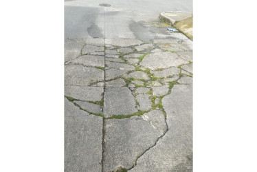 El estado de la vía en el barrio Samaria.