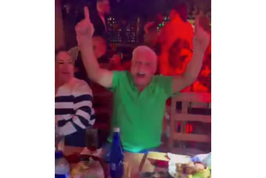 Ricardo Martinelli celebrando en Bogotá.