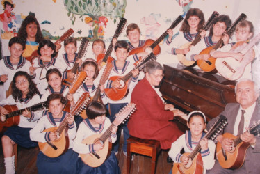 Ruth Peñaloza y Guillermo Ceballos, con el retablo musical Vivan los Niños, de la Corporación Rafael Pombo.