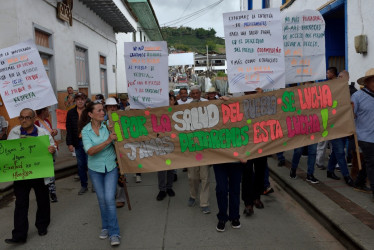 En Salamina protestaron contra la Nueva EPS en la carrera 6 del municipio.