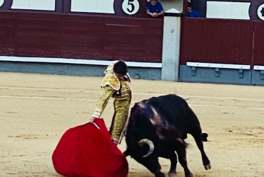 Derechazo del francés Sebastián Castella en la corrida de ayer en Las Ventas de Madrid.