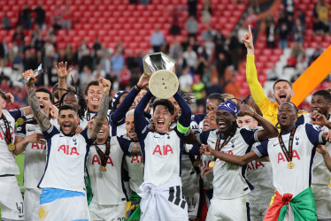Los jugadores del Tottenham celebran con el trofeo el título de la Europa League.