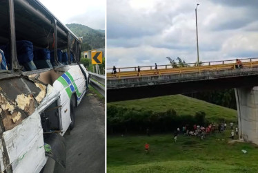 El bus se volcó sobre el puente y los ocupantes cayeron al vacío.