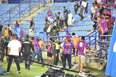 En el minuto 79 del partido Unión Magdalena - Once Caldas, hinchas del local invadieron la cancha y agredieron al técnico del Blanco y a un recogepelotas. La Dimayor los sancionó.