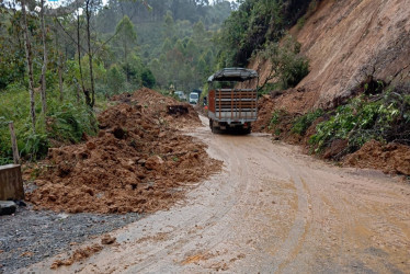 Una vía que une a Caldas y Antioquia es una anfitriona hostil para quienes buscan alternativas tras el cierre de la Troncal del Café por emergencias. Un hundimiento hace temblar casas a su alrededor cuando pasan vehículos pesados.