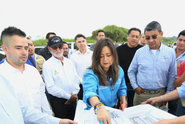 En medio de la lluvia y del terreno empantanado, la ministra de Transporte, María Fernanda Rojas, recorrió el proyecto, junto con la viceministra de esta cartera y encargada de Aerocivil, Liliana María Ospina, y el gobernador de Caldas, Henry Gutiérrez Ángel.