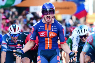 El ciclista holandés Casper van Uden celebra tras ganar la cuarta etapa del Giro de Italia.