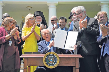 El presidente de Estados Unidos, Donald Trump, lanzó nuevas amenazas ayer y de paso firmó una orden sobre la libertad religiosa durante el Día Nacional de Oración en la Casa Blanca en Washington.