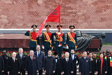 Putin y sus huéspedes depositan una ofrenda floral ante la Tumba del Soldado Desconocido. 