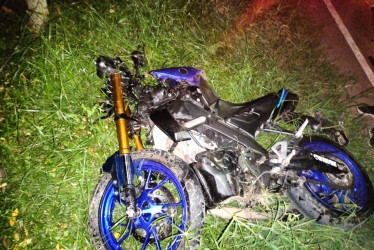 En el choque de motos, una persona murió y otra resultó gravemente herida. Su condición de salud es delicada.
