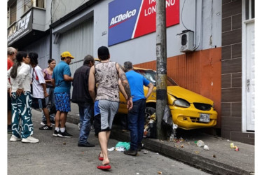 Accidente de tránsito en el barrio El Bosque, calle 12 con carrera 24, de Manizales.