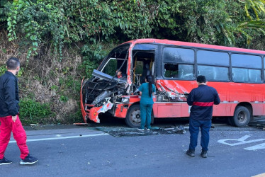 Un bus de servicio público y un camión transportador se chocaron en la vía Pereira - Armenia. El conductor del bus estaría lesionado 