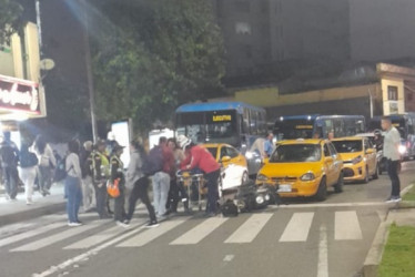 En la cebra del Parque de la Mujer ocurrió el choque entre el taxi y la moto.