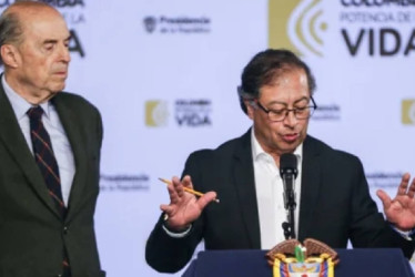 Álvaro Leyva (izq.), excanciller colombiano, y Gustavo Petro, presidente de la República.