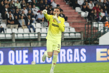 Los gestos de Álvaro Montero, portero de Millonarios, con los que provocó a los hinchas del Once Caldas después del 2-2 en el partido.