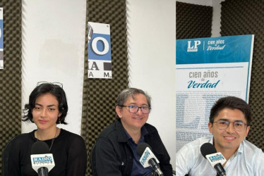 Ángela Gaviria, editora de Jaravela Editores; Carlos Augusto Jaramillo, editor y director de Jaravela y Julián Bernal, escritor de Manizales nutren la conversación literaria en la Feria del Libro de Bogotá. 