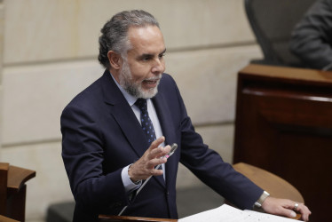 El ministro del Interior del Colombia, Armando Benedetti, habla durante una sesión este martes, en el Congreso en Bogotá (Colombia).