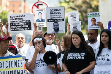 Los manifestantes con carteles coreaban consignas como "Justicia y solidaridad, diplomacia activa por la libertad".