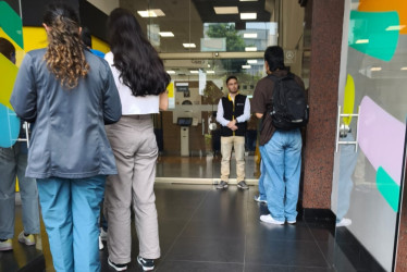 Los usuarios que llegan al Bancolombia de la Avenida Santander en Manizales son devueltos porque no hay atención debido a un daño estructural en el techo.