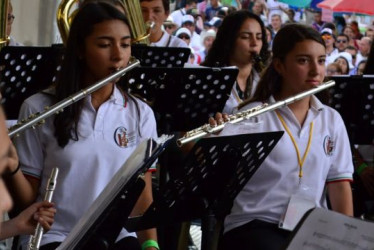 Los músicos hacen parte de las agrupaciones que conforman en sus colegios. 