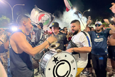 La barra Holocausto Norte lideró el banderazo de los hinchas del Once Caldas este miércoles en Río de Jaineiro. El equipo enfrenta este jueves a Fluminense en la Copa Sudamericana.