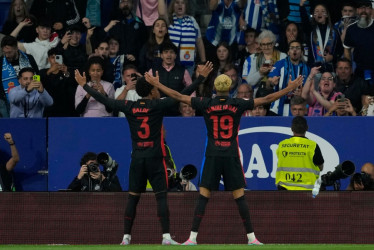 Los jugadores del FC Barcelona, Lamine Yamal (d) y Balde, celebran el primer gol 