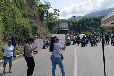 La vía Manizales-Medellín tuvo cierres intermitentes de 9:26 a. m. a 2:30 p. m., en La Felisa. Manifestantes y Pacífico Tres llegaron a un acuerdo.
