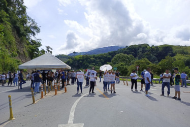 Este lunes (26 de mayo) se inició un bloqueo intermitente de la vía Manizales-Medellín, manifestantes le exigen a Pacífico Tres obras para frenar accidentes.